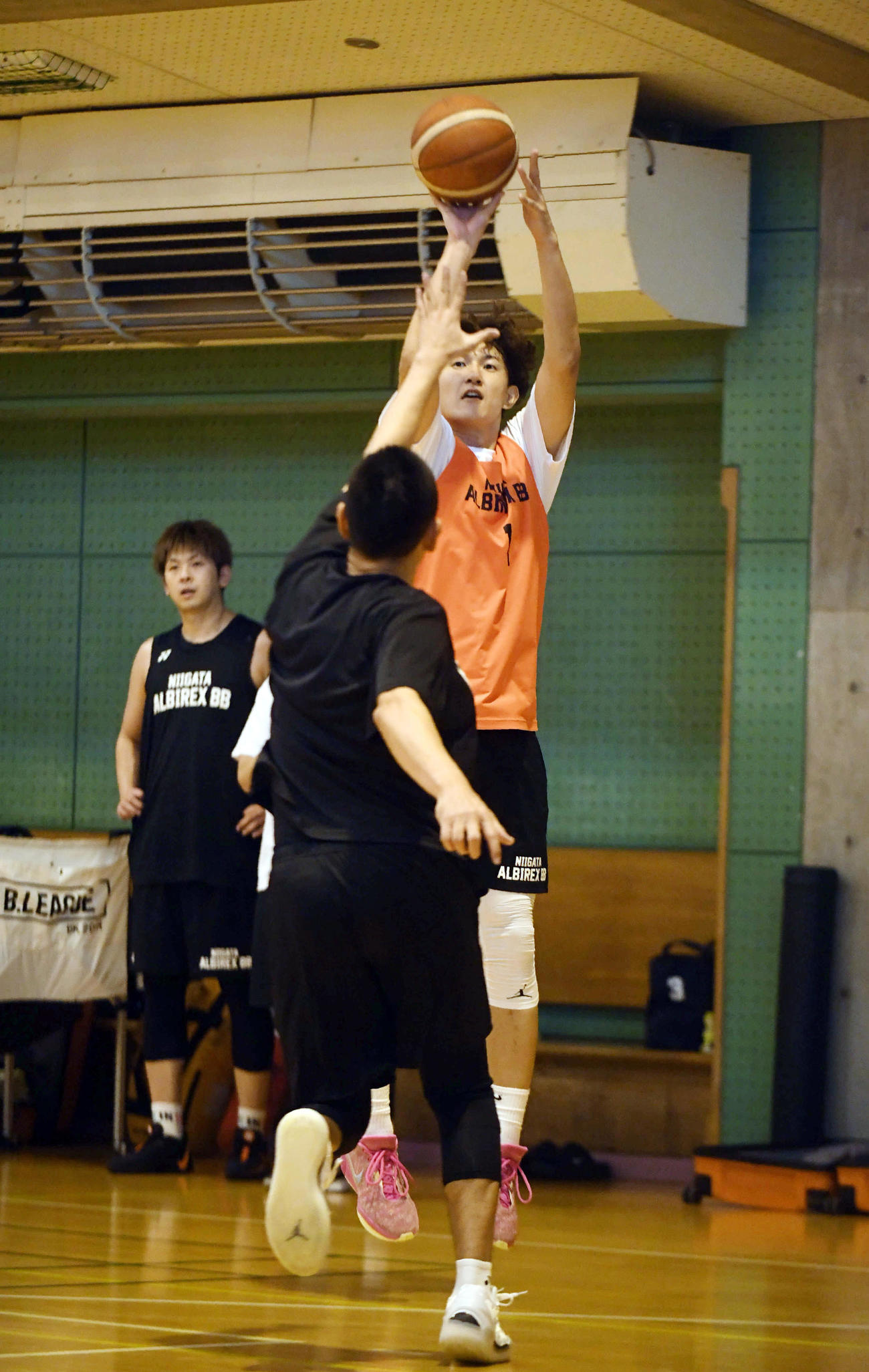 実戦練習でシュートを狙う川村