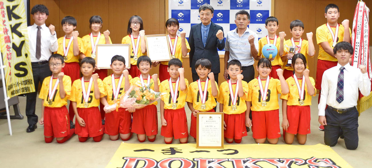 3年ぶり2度目の日本一に輝いたドッキーズの選手と指導者ら　