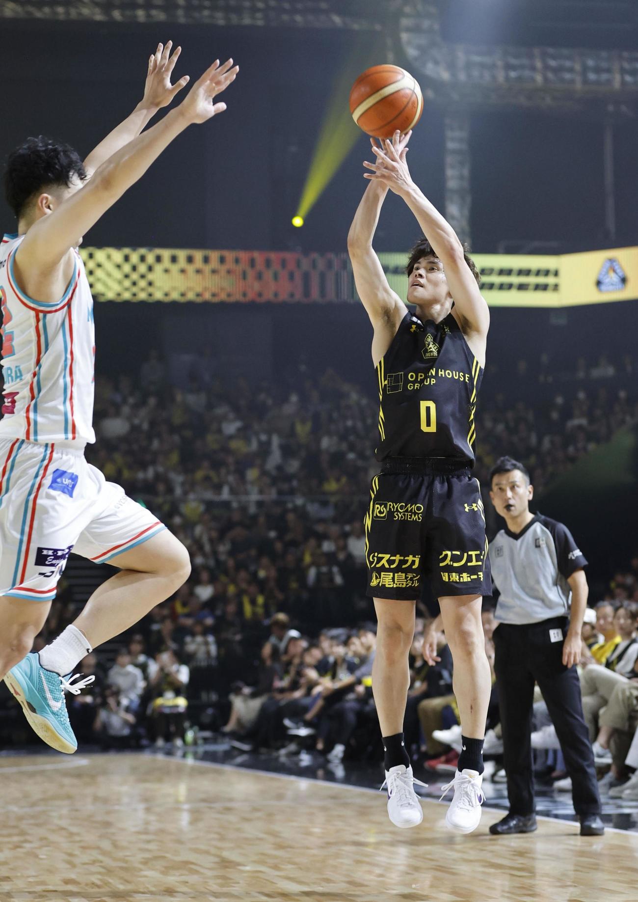 群馬―広島　第2クオーター、シュートを放つ群馬・藤井（共同）