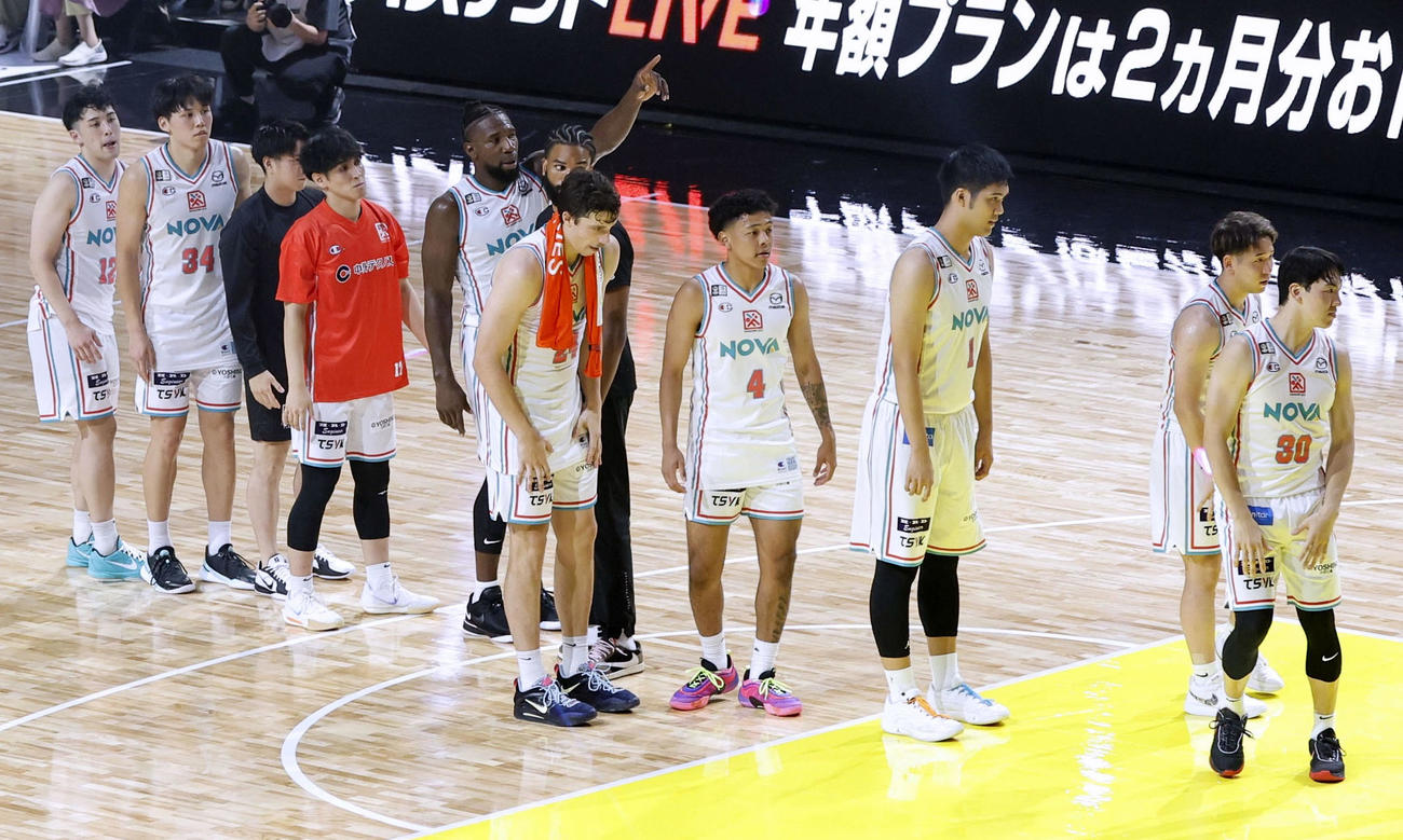 開幕戦で群馬に敗れた広島（共同）