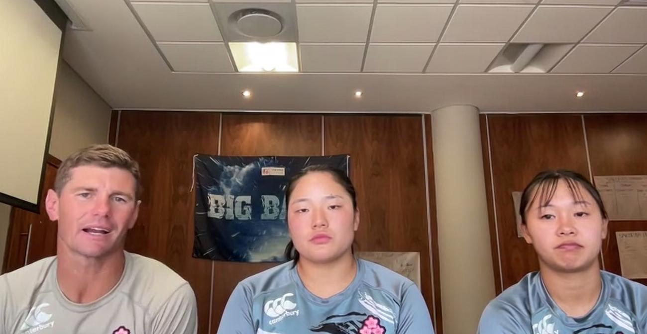 スコットランド戦を2日後に控え、決意を語った女子15人制日本代表の右から津久井萌、峰愛美、ベリック・バーンズ・コーチ