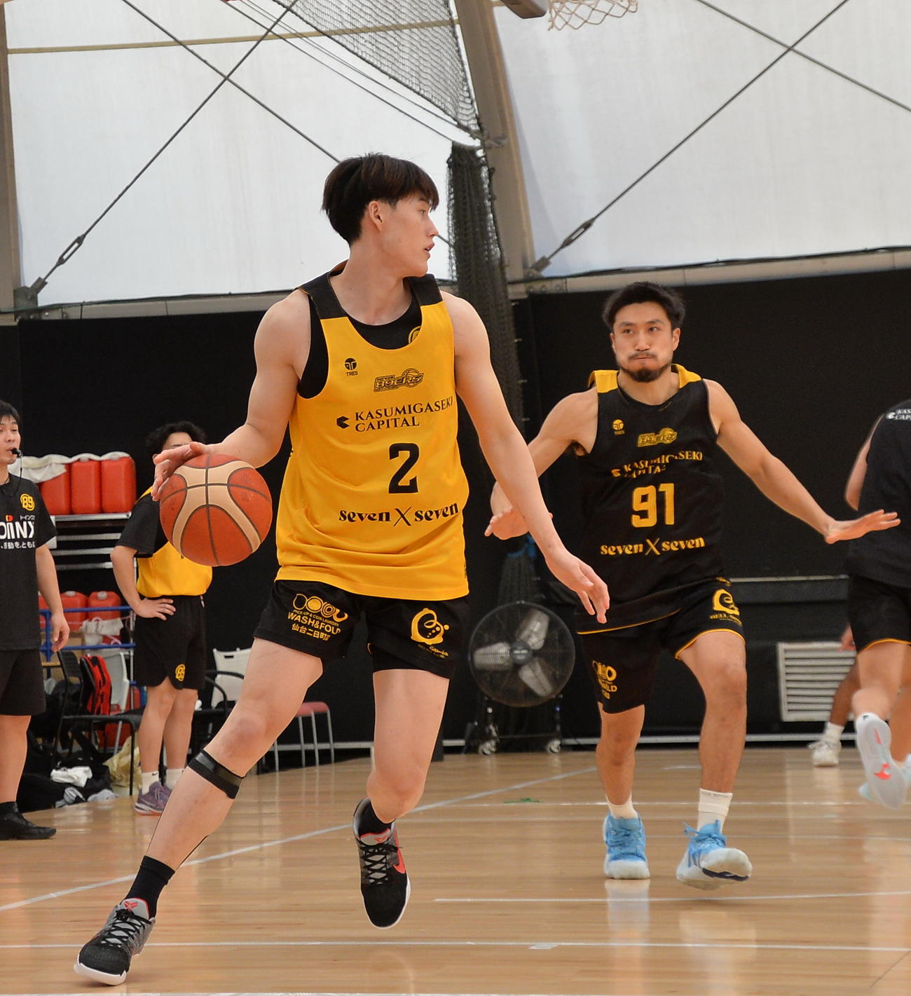 チーム練習でドリブルするB1仙台・星野（左）（撮影・浜本神威）