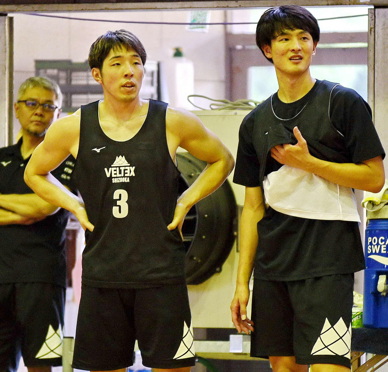 練習中に会話するSF増田（右）とPG岡田