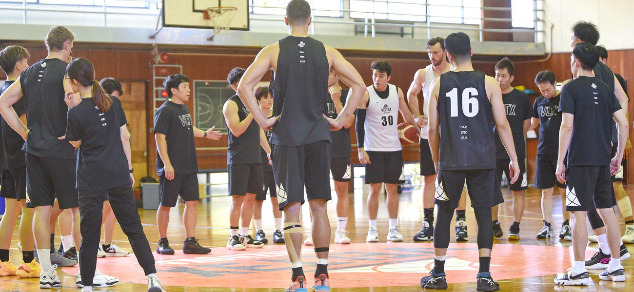 練習前に円陣を組むベルテックス静岡の選手たち　