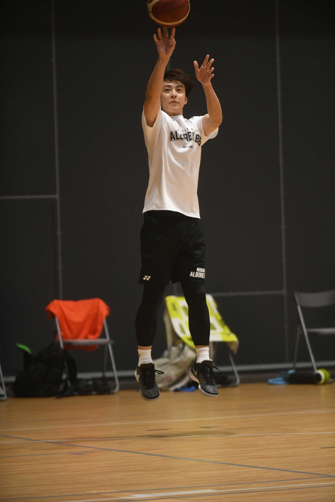 3点シュートの練習で八王子戦に備える新潟の五十嵐