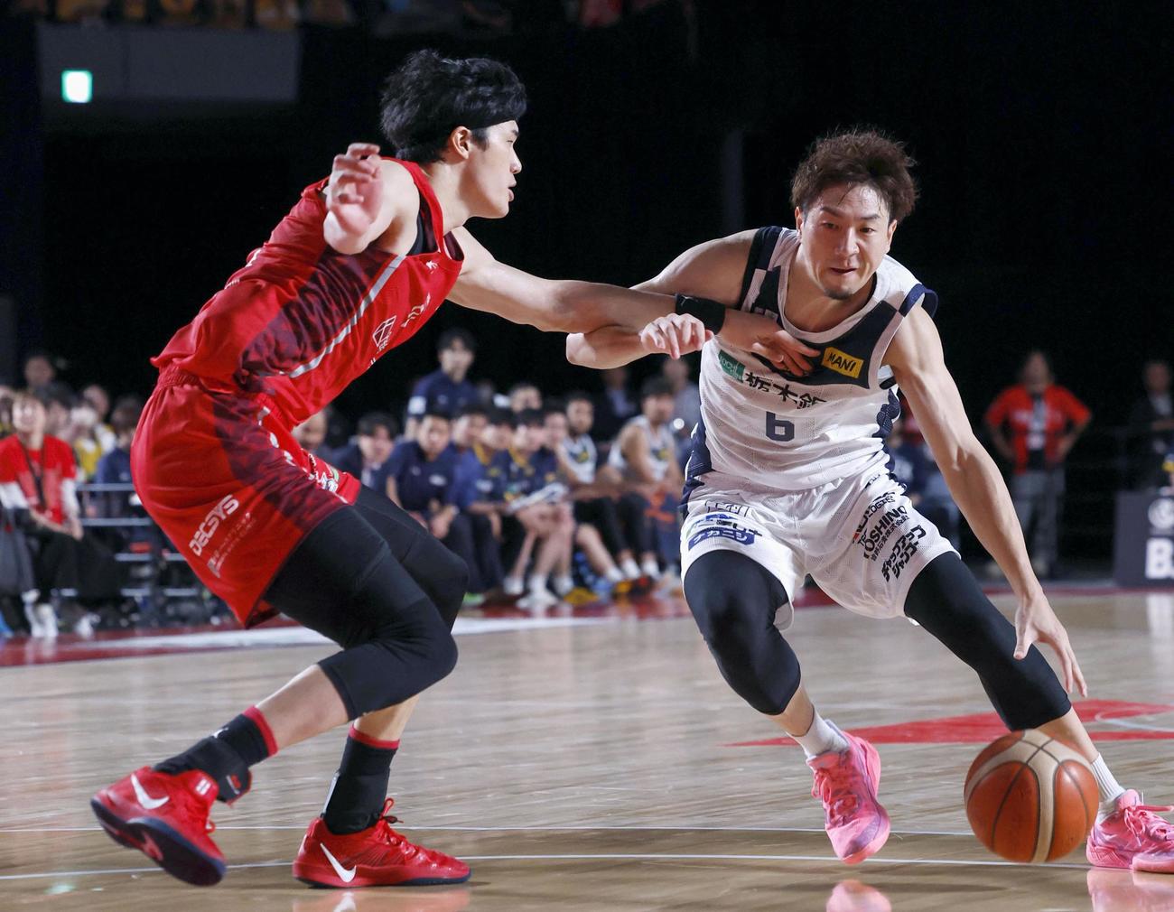 千葉J―宇都宮　延長、競り合う宇都宮・比江島（右）と千葉Jの渡辺（共同）