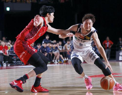 千葉J―宇都宮　延長、競り合う宇都宮・比江島（右）と千葉Jの渡辺（共同）
