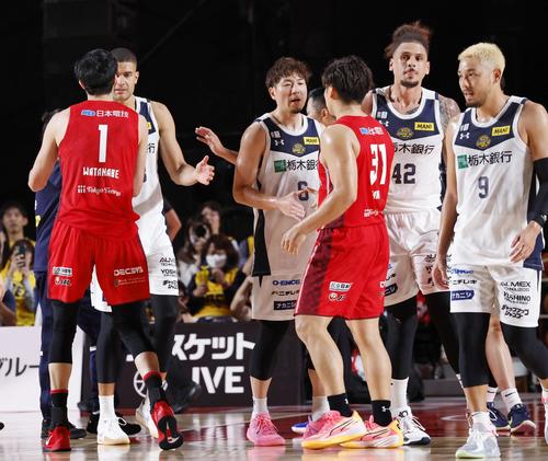 千葉Jに延長の末に敗れ、健闘をたたえ合う宇都宮の比江島（中央左）ら（共同）