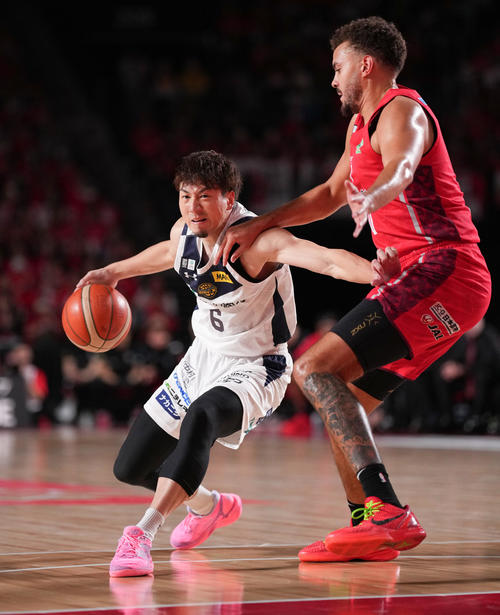 千葉J対宇都宮　第1Q、ドリブルで切り込む宇都宮比江島（左）（撮影・鈴木みどり）