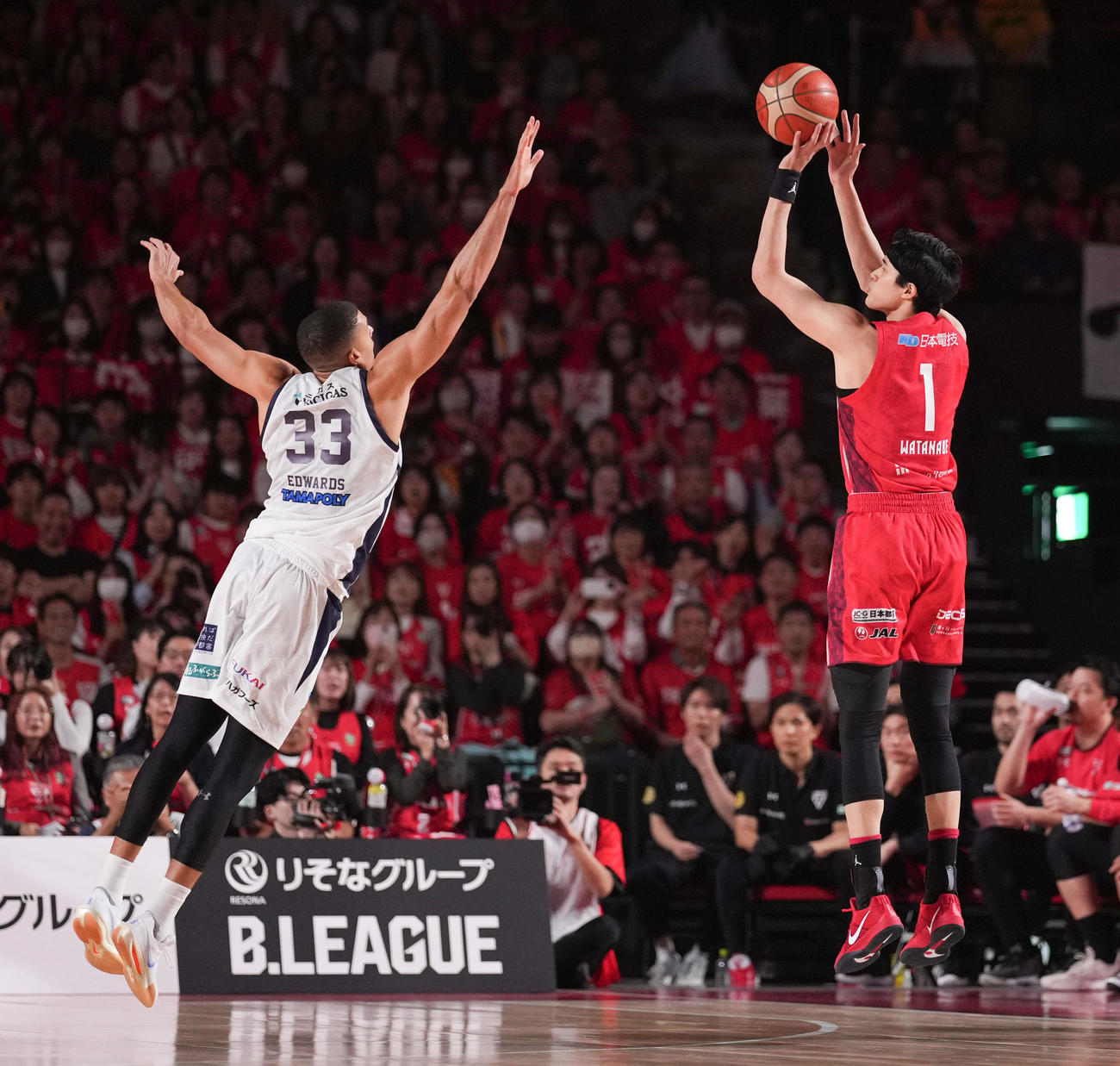 千葉J対宇都宮　第1Q、3点シュートを決める千葉J渡辺（右）（撮影・鈴木みどり）