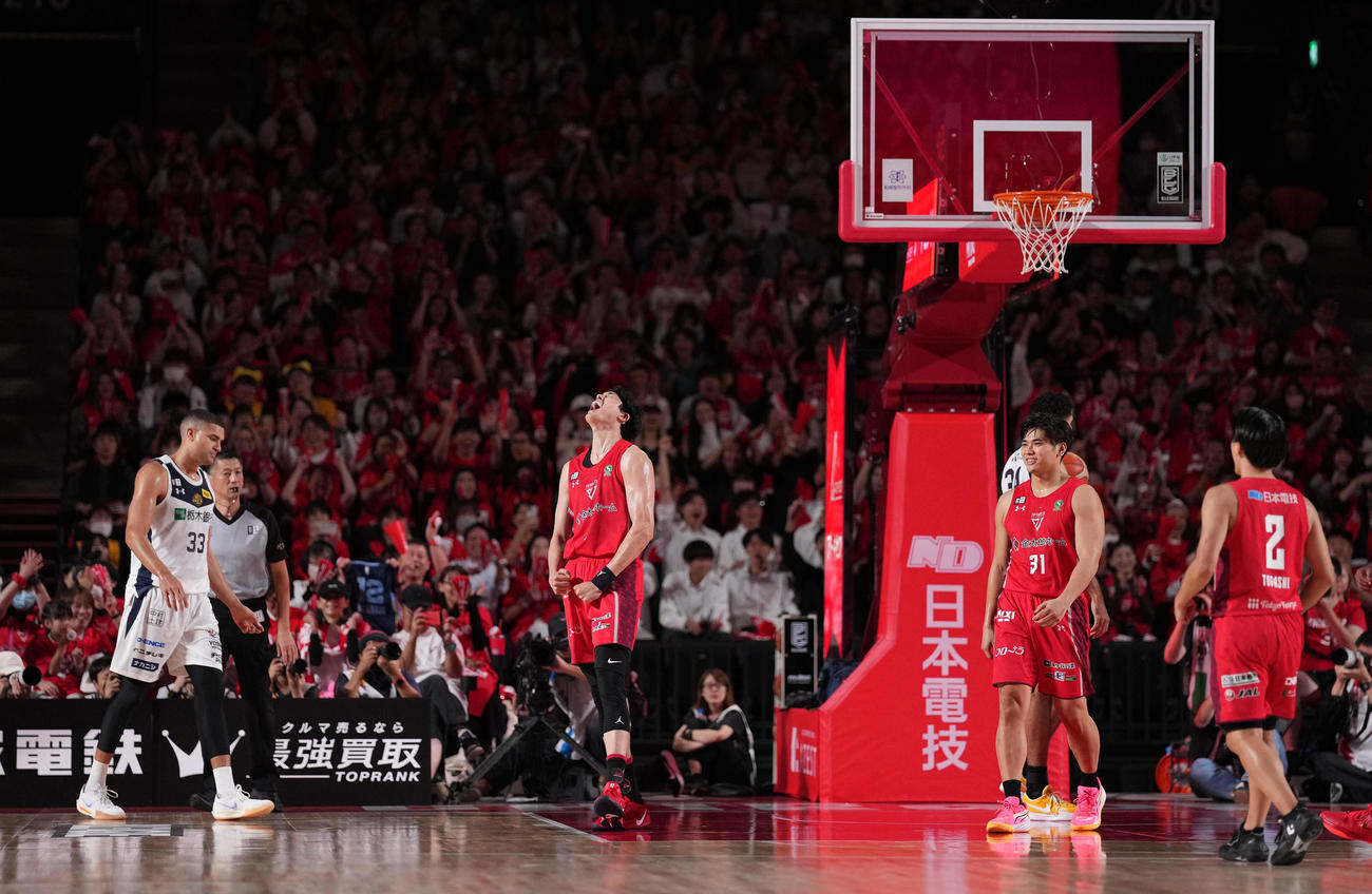 千葉J対宇都宮　第2Q、バスケットカウントとなり、雄たけびを上げる千葉J渡辺（左から2人目）（撮影・鈴木みどり）