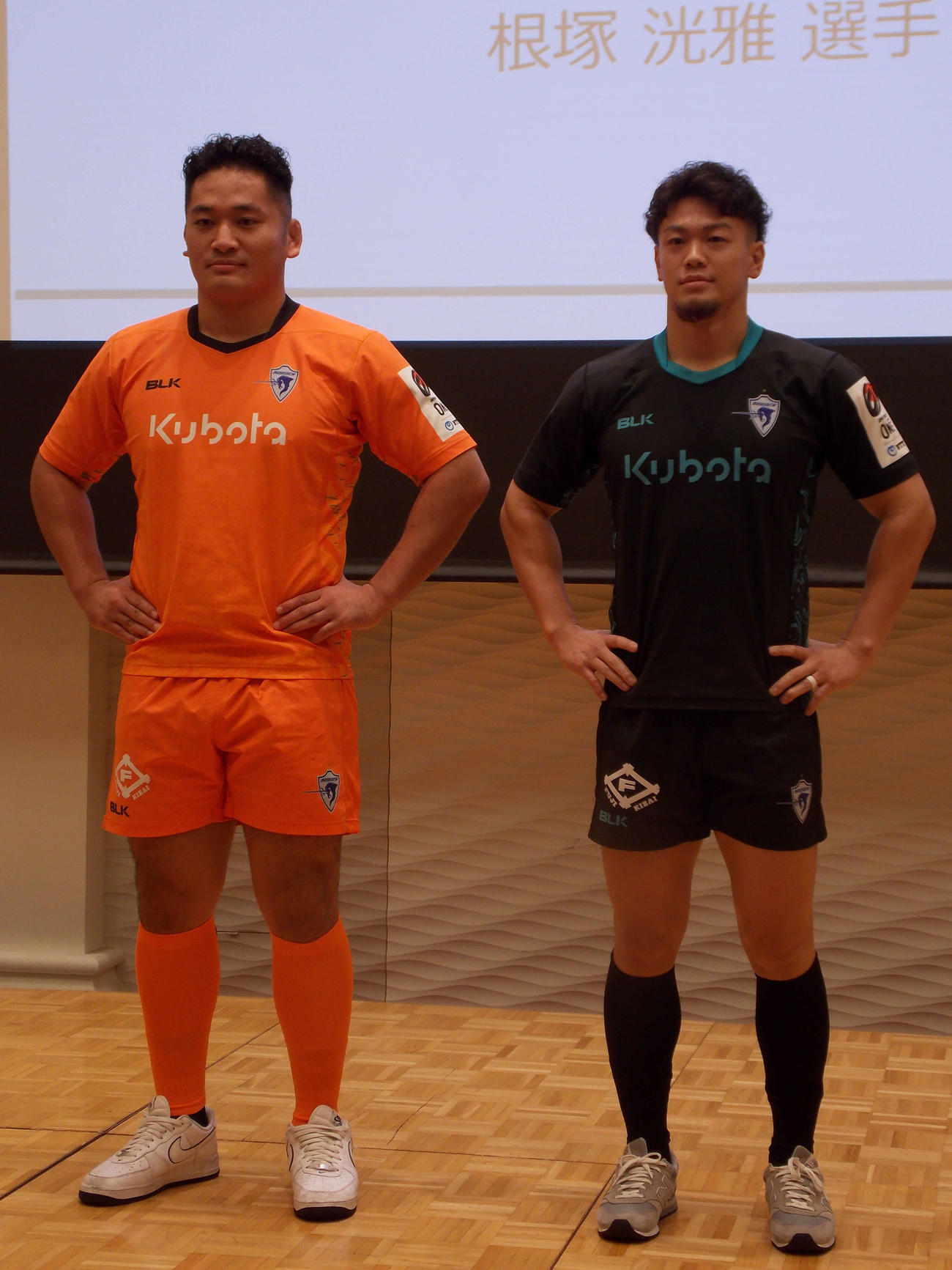 東京ベイの新ジャージーを披露したWTB根塚洸雅（右）とプロップ為房慶次朗（撮影・松本航）