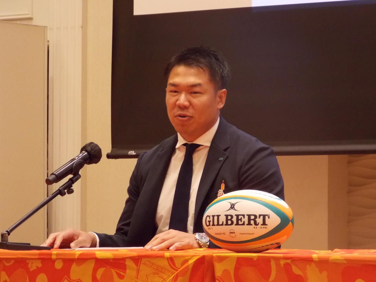東京ベイのシーズン方針発表会見で思いを語る新ゼネラルマネジャーの前川泰慶氏（撮影・松本航）