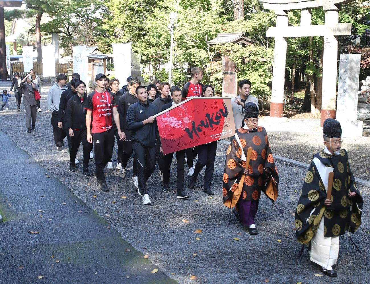 必勝祈願に向かうヴォレアス北海道のメンバー（撮影・中島洋尚）