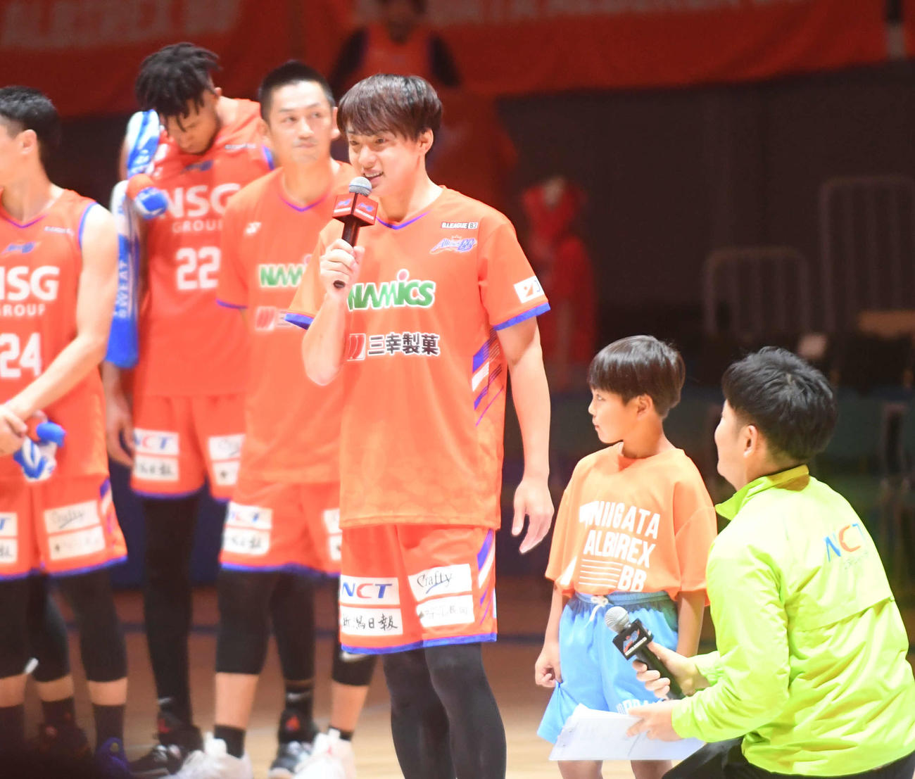 この試合のMIPに選ばれ、子どもファンからインタビューを受ける五十嵐