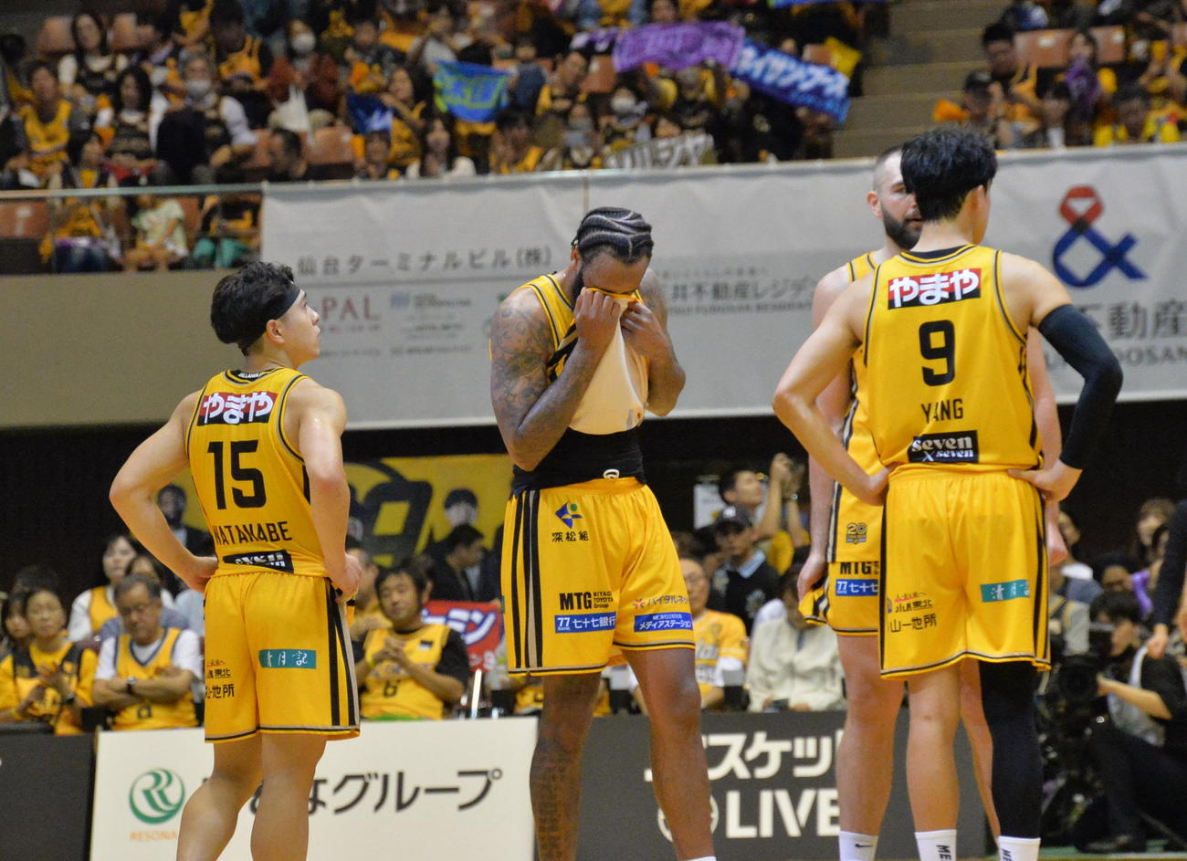 仙台対横浜　試合に敗れ、汗をぬぐうB1仙台・キッド（中央）（撮影・浜本神威）