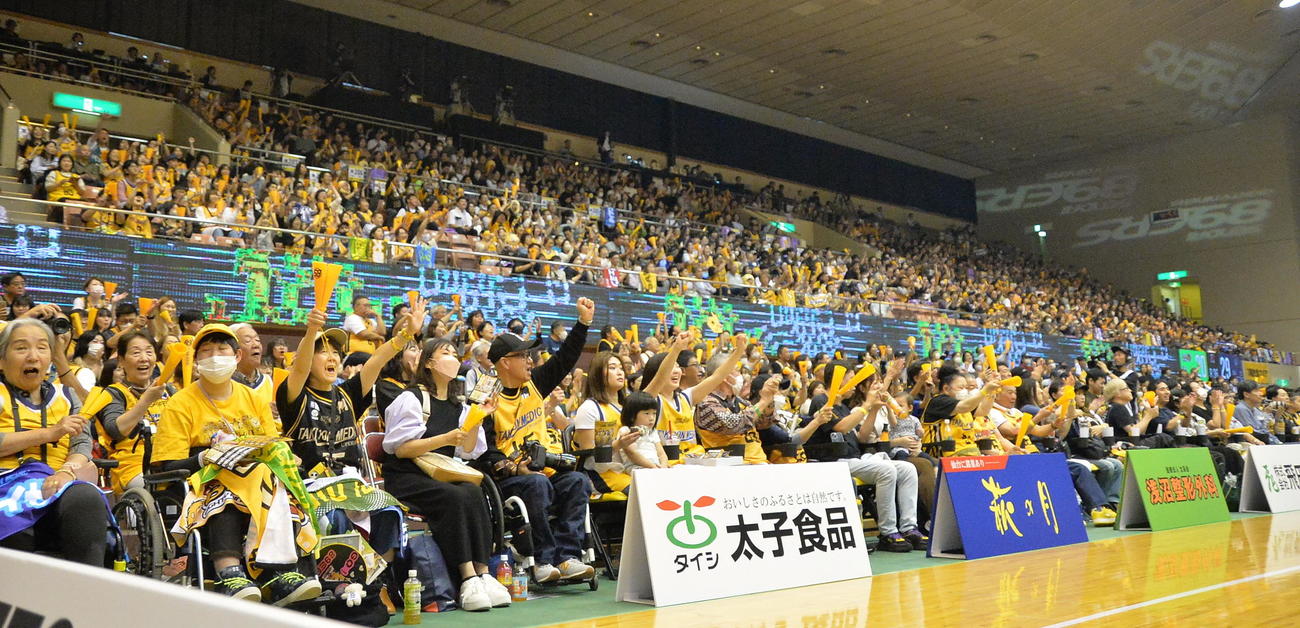 仙台対横浜　“大黄援”で選手を後押しする4895人の仙台ブースター（撮影・浜本神威）