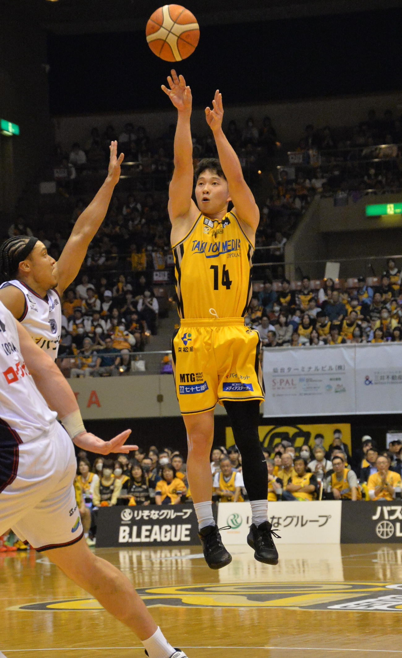 仙台対横浜　第3Q、3点シュートを決めるB1仙台・青木（撮影・浜本神威）