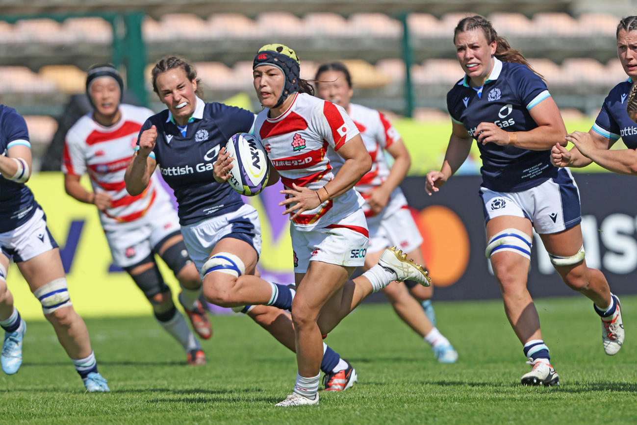 WXV2のスコットランド戦でボールを手に攻め込む日本代表CTB古田真菜（C）JRFU
