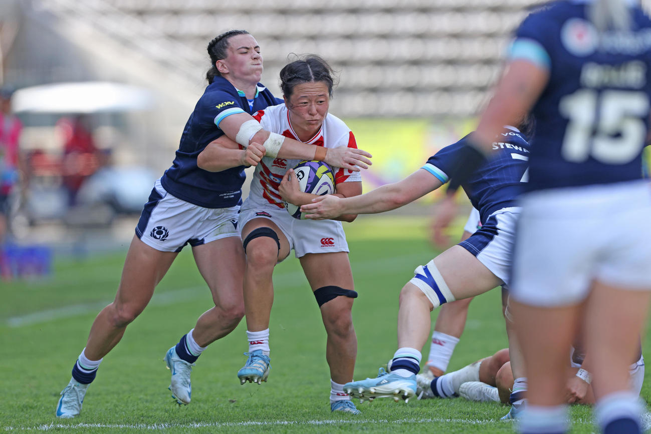 WXV2のスコットランド戦でボールを手に攻め込む日本代表フランカー長田いろは（C）JRFU