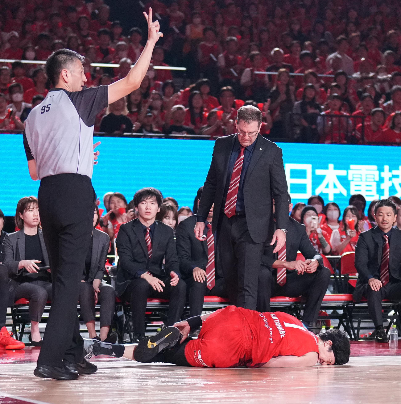 千葉J対宇都宮　第1Q、宇都宮比江島からファウルを受け、着地の際に左足をひねった千葉J渡辺は倒れこむ（撮影・鈴木みどり）