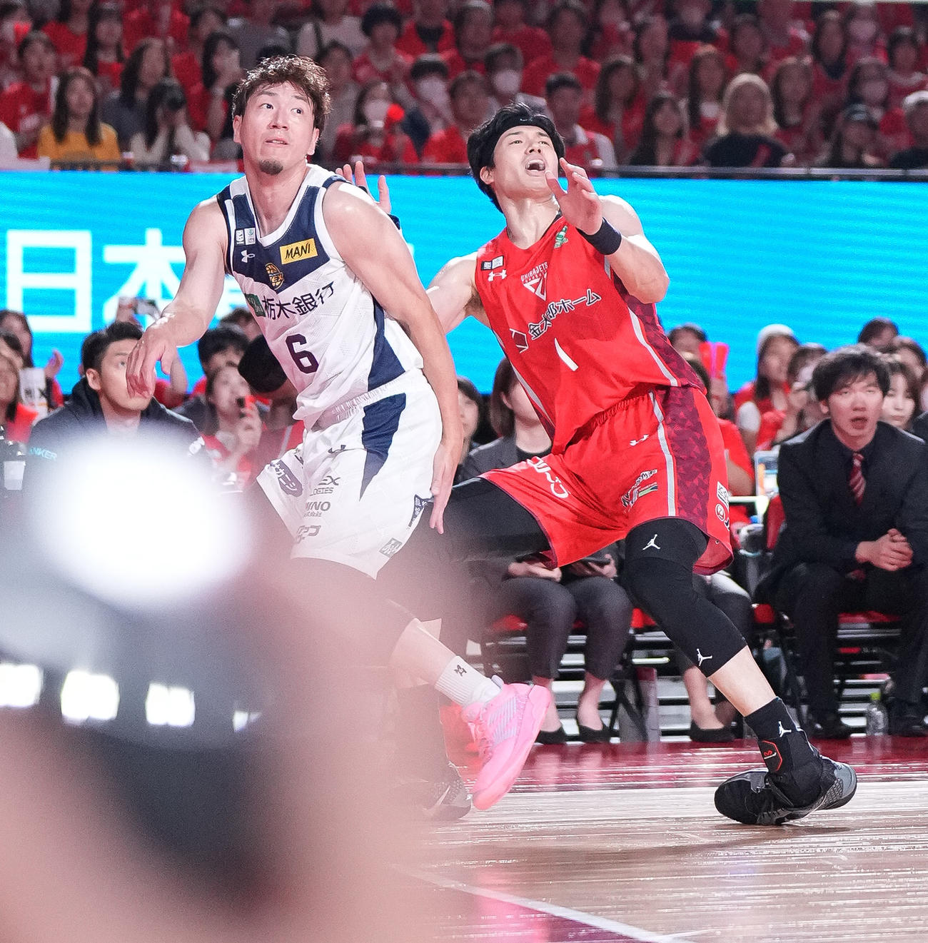 千葉J対宇都宮　第1Q、宇都宮比江島（左）からファウルを受け、着地の際に左足をひねる千葉J渡辺（撮影・鈴木みどり）