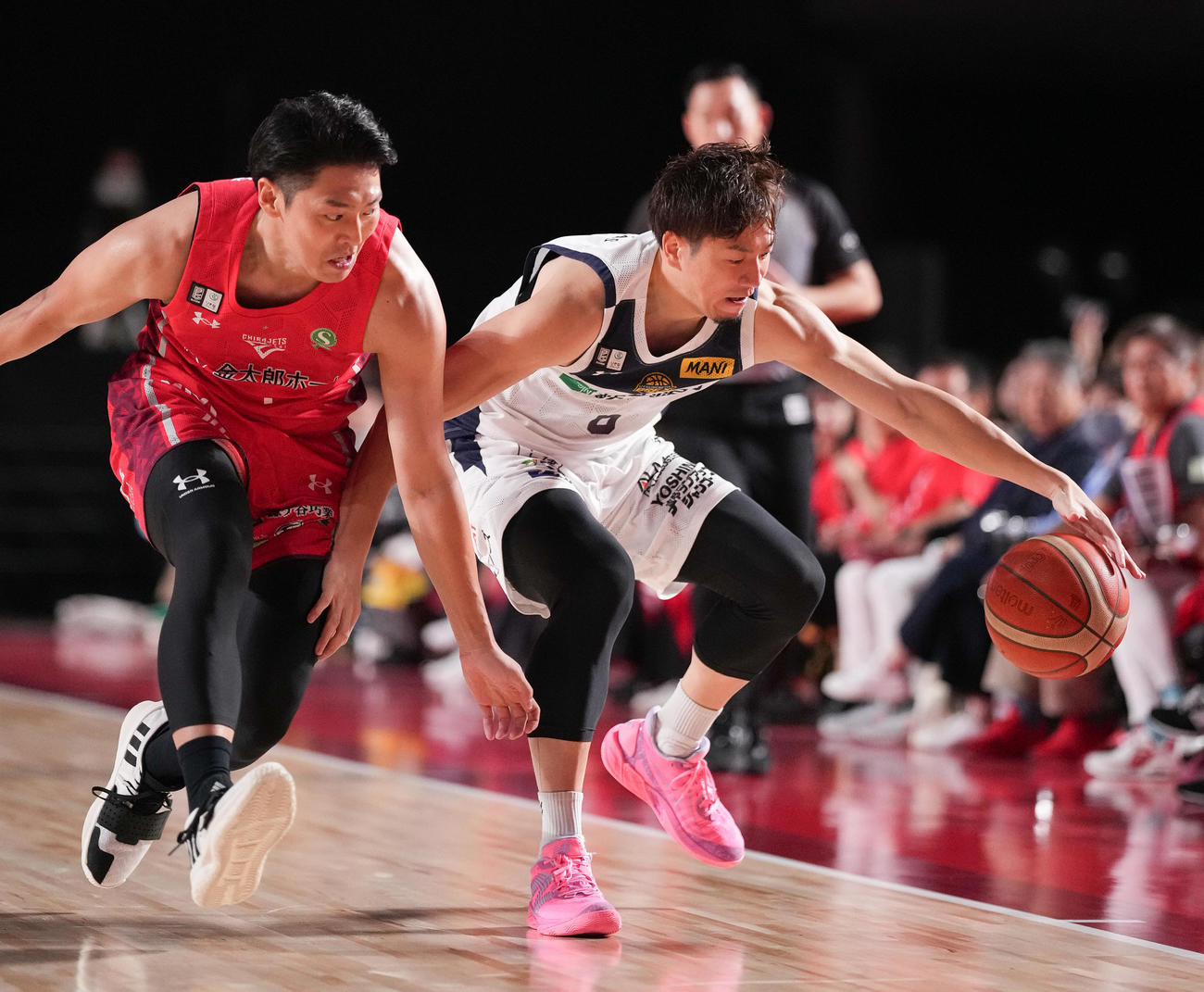 千葉J対宇都宮　第3Q、ドリブルする宇都宮比江島（右）（撮影・鈴木みどり）