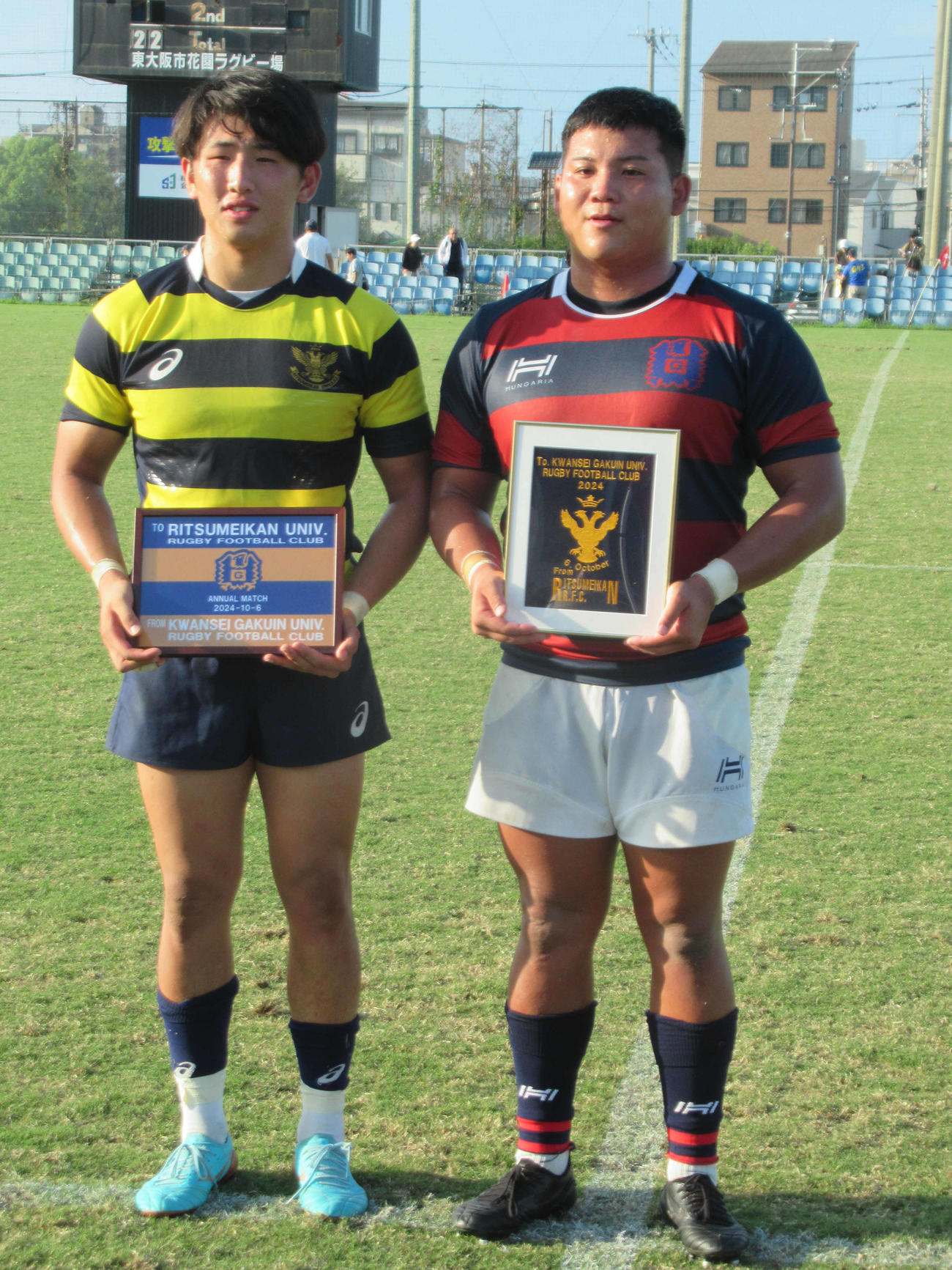 試合後に記念品を交換する関学大の平生主将（右）と立命大の山下主将