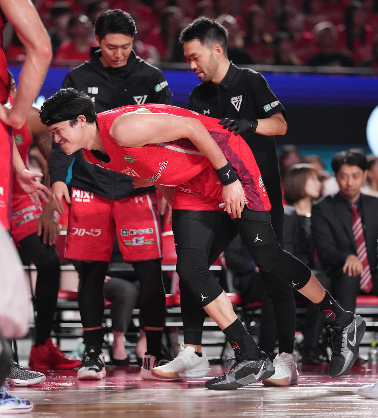 千葉J対宇都宮　第1Q、宇都宮比江島からファウルを受け、着地の際に左足をひねった千葉J渡辺は痛がる（撮影・鈴木みどり）