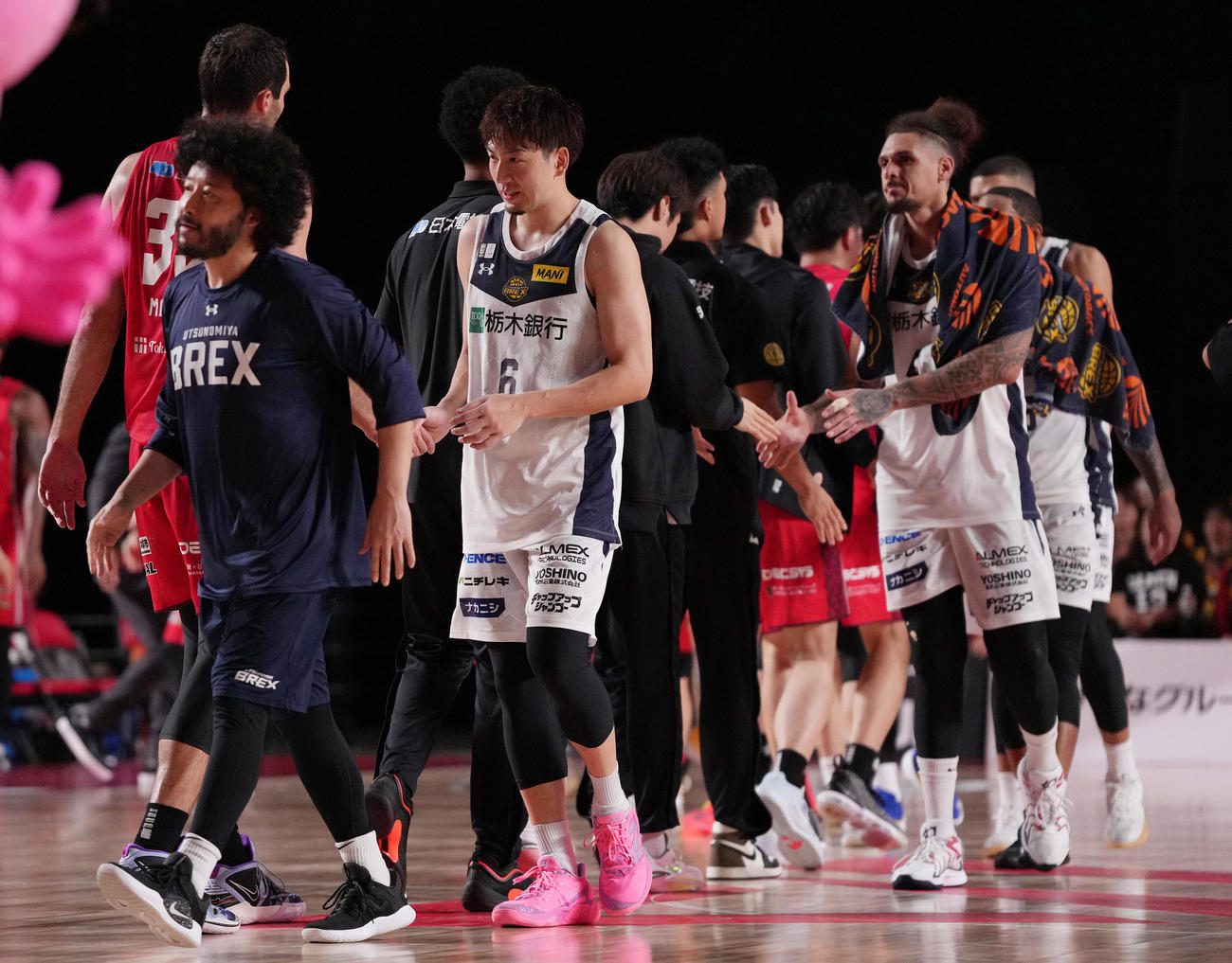 千葉J対宇都宮　千葉Jに敗れ、浮かない表情の宇都宮比江島（左から2人目）と田臥（左）（撮影・鈴木みどり）