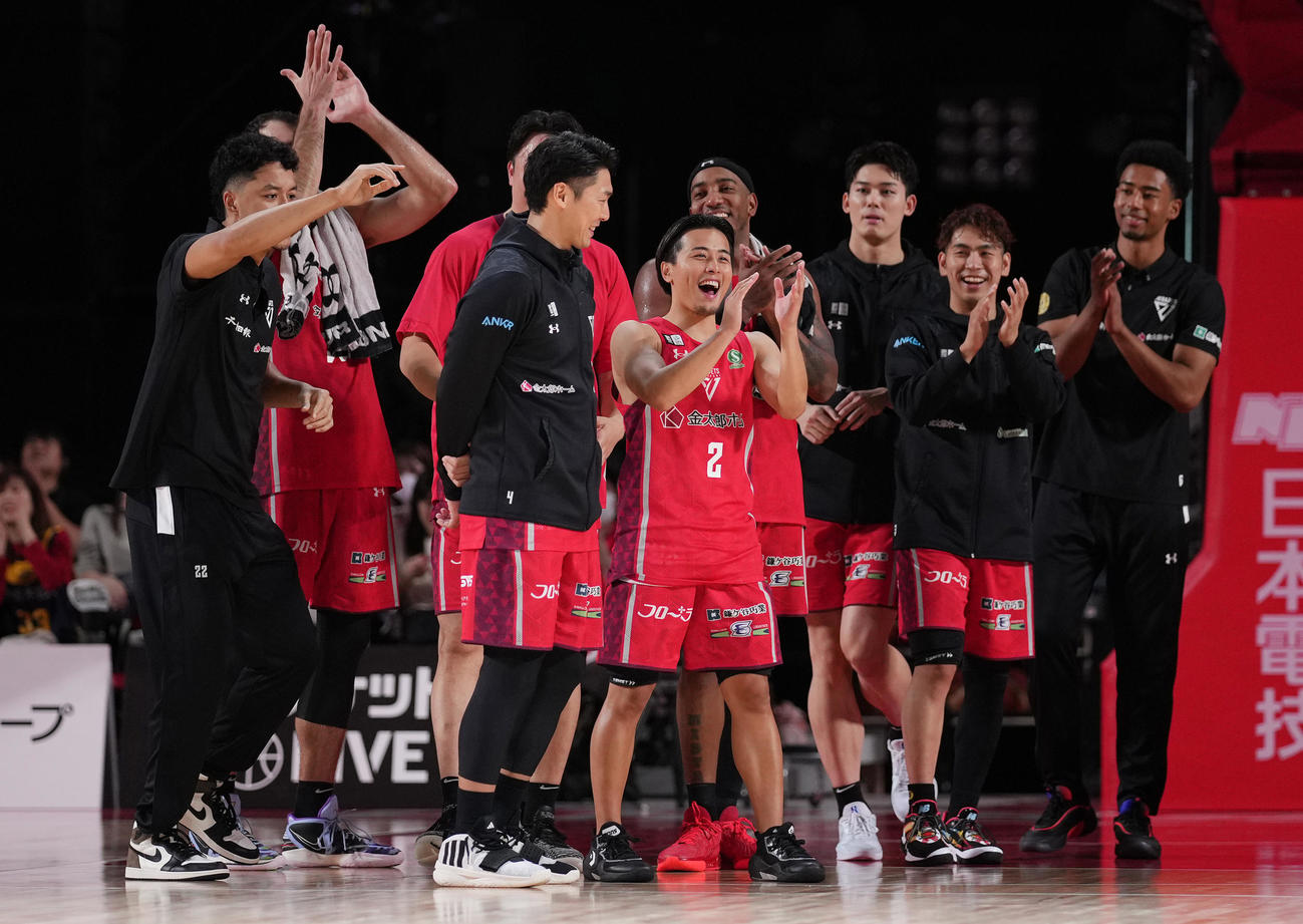 千葉J対宇都宮　宇都宮に勝利後、盛り上がる富樫（中央）ら千葉Jファイブ（撮影・鈴木みどり）