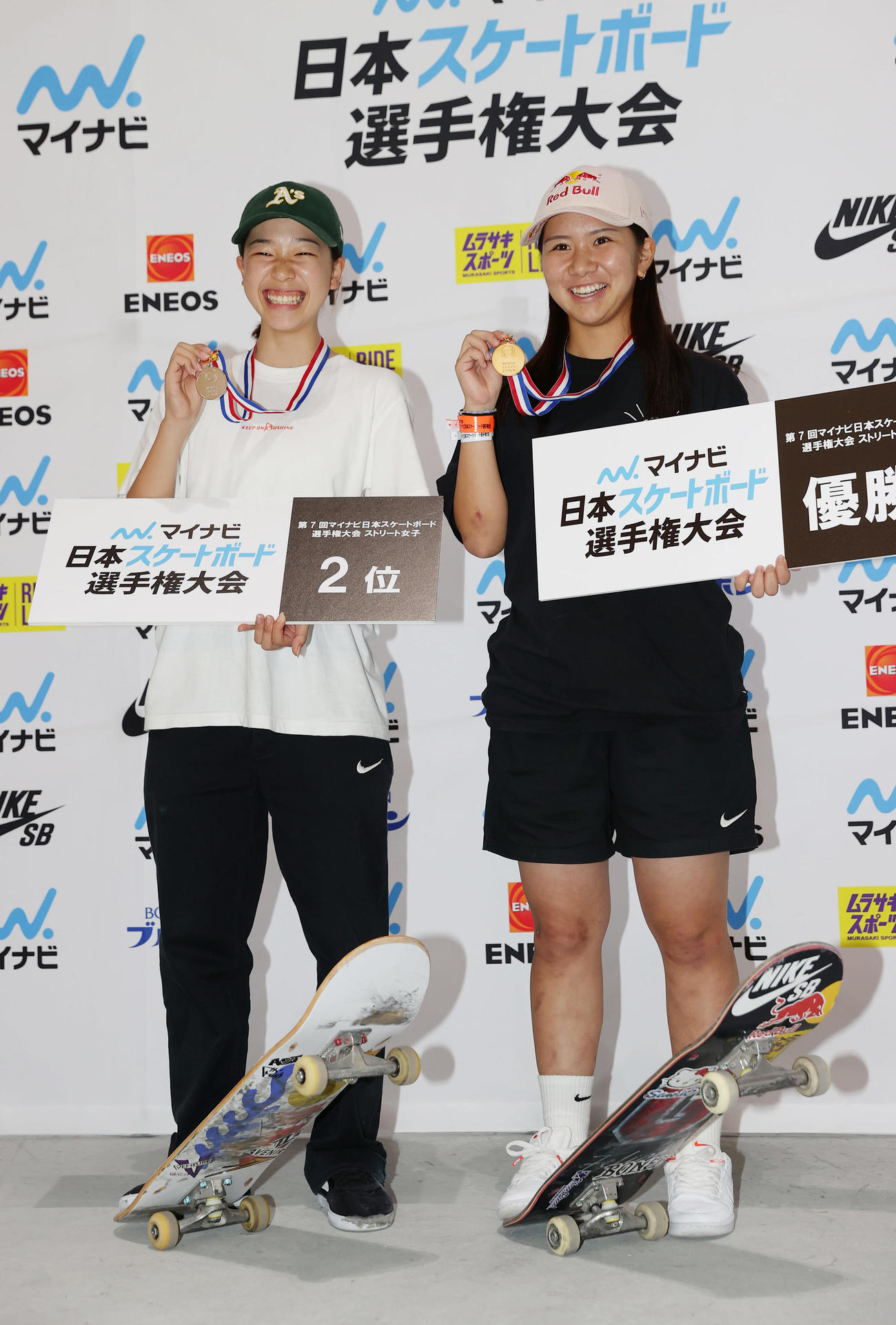 表彰式で笑顔を見せる2位の吉沢恋（左）と優勝の織田夢海（撮影・前田充）