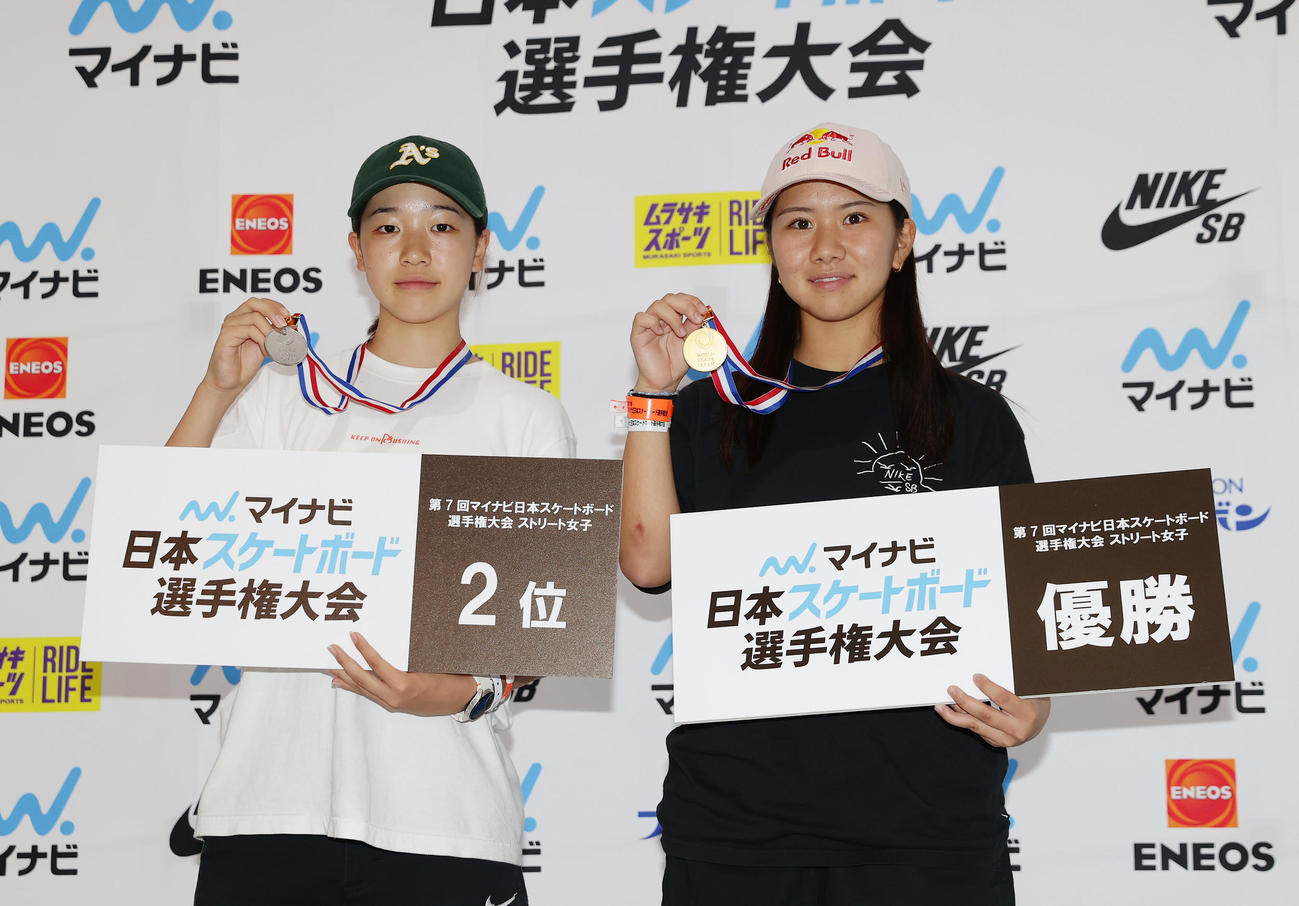 表彰式で笑顔を見せる2位の吉沢恋（左）と優勝の織田夢海（撮影・前田充）