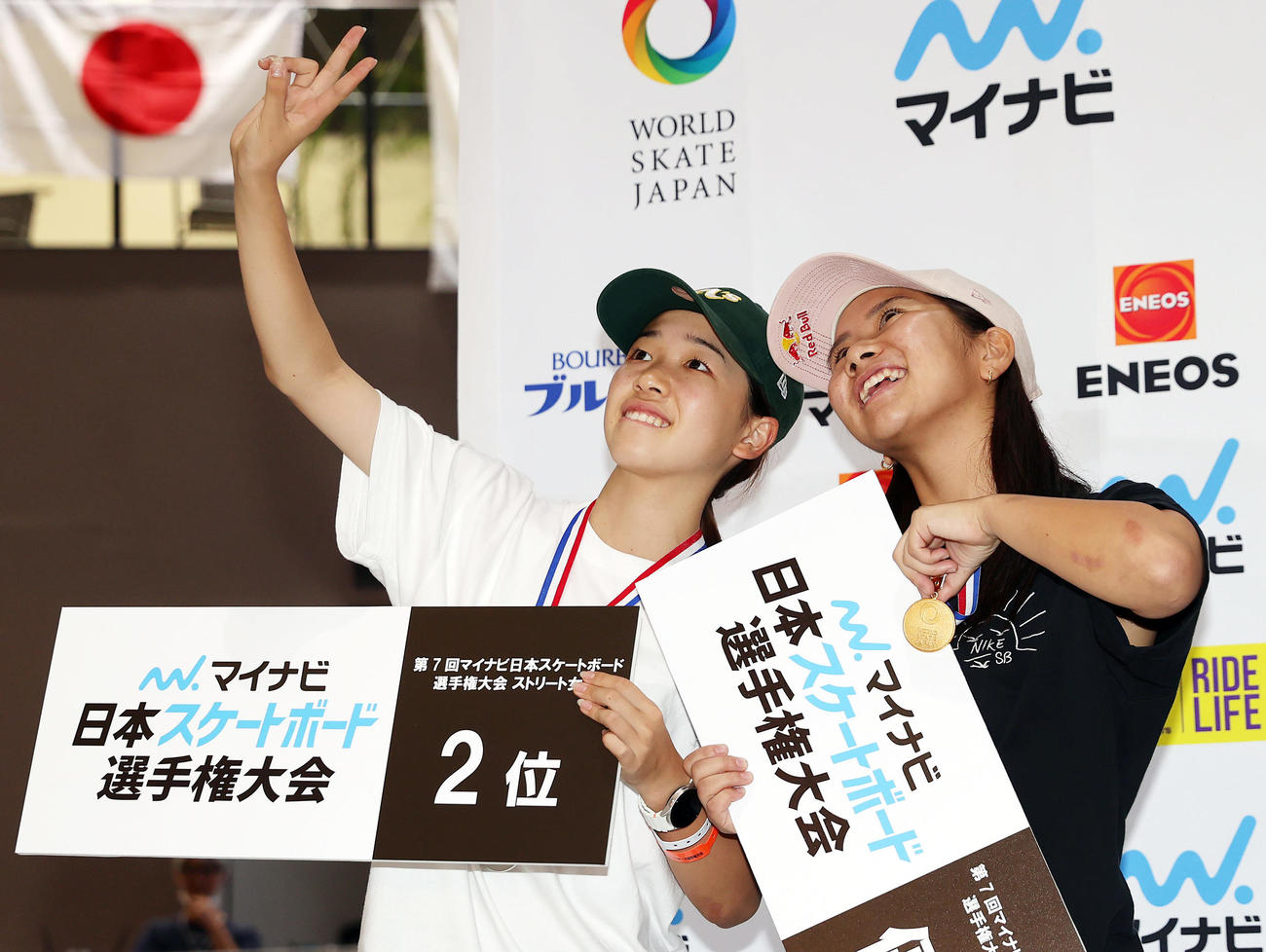 表彰式で笑顔を見せる吉沢恋（左）と織田夢海（撮影・前田充）