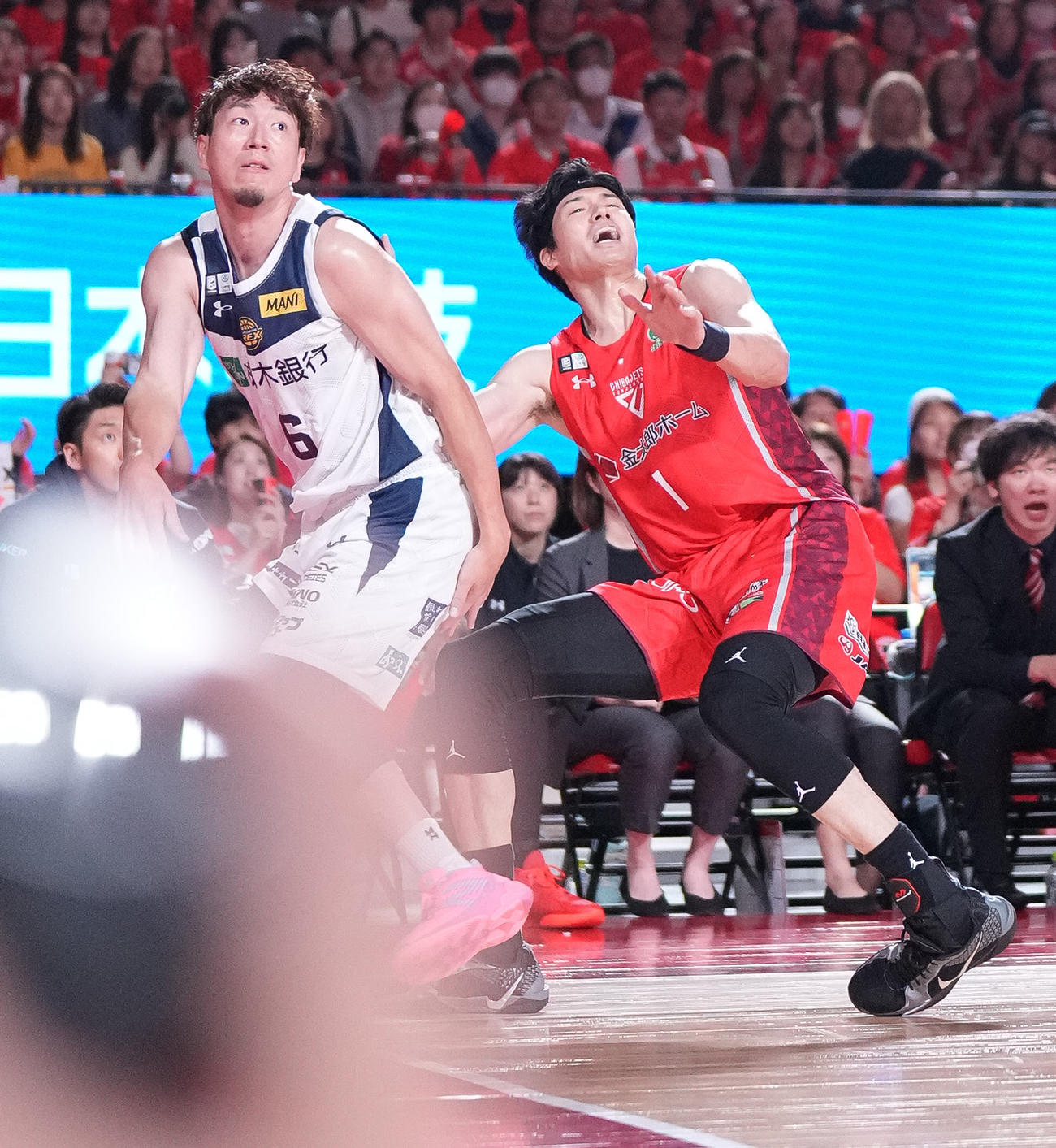 千葉J対宇都宮　第1Q、宇都宮比江島（左）からファウルを受け、着地の際に左足をひねる千葉J渡辺（撮影・鈴木みどり）