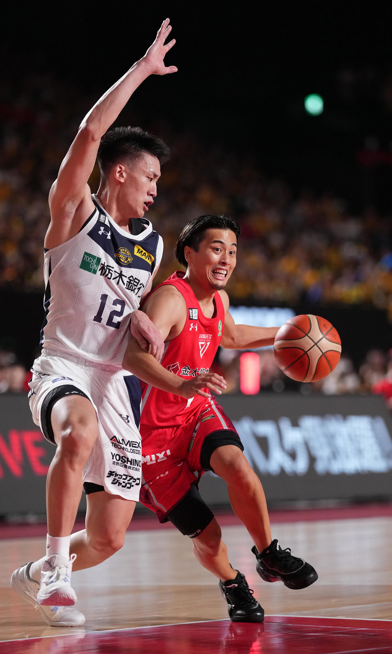 千葉J対宇都宮　第2Q、ドリブルする千葉J富樫。左は宇都宮高島（撮影・鈴木みどり）