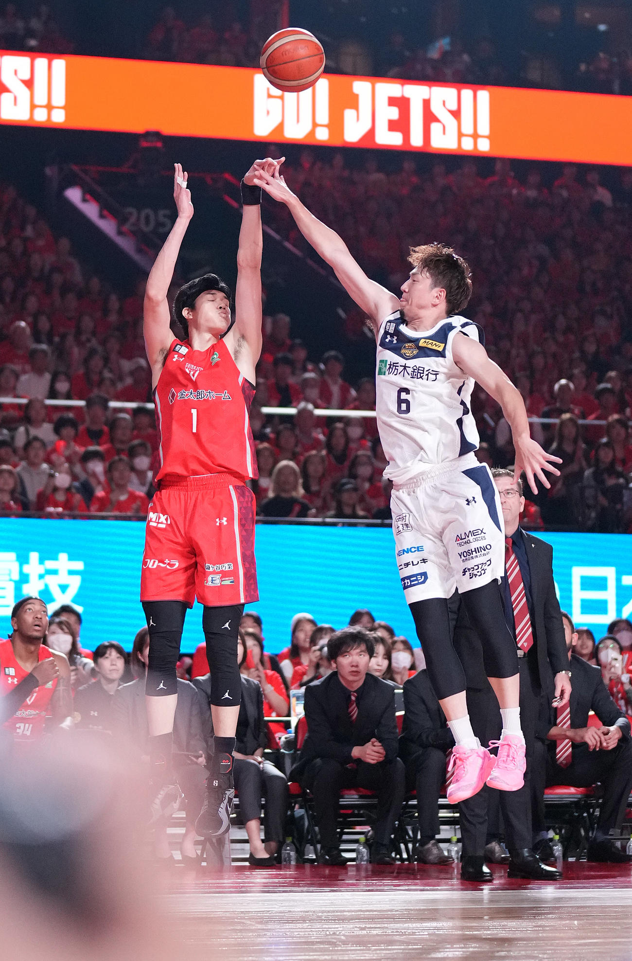 千葉J対宇都宮　第1Q、シュートを放つ千葉J渡辺。このあと着地の際に左足をひねる。右は宇都宮比江島（撮影・鈴木みどり）