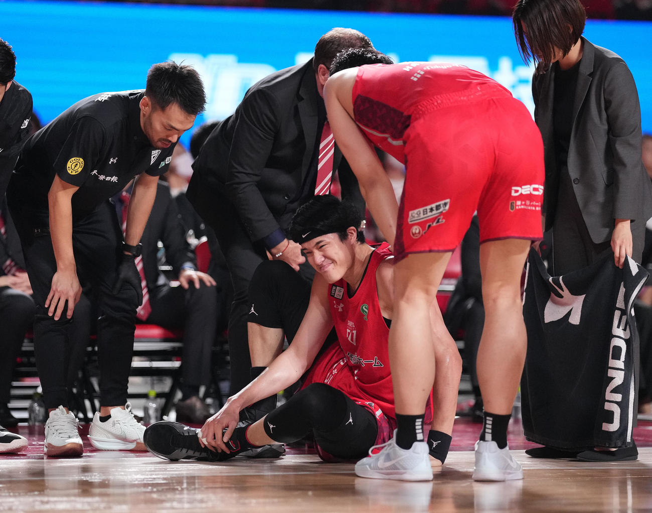 千葉J対宇都宮　第1Q、宇都宮比江島からファウルを受け、着地の際に左足をひねった千葉J渡辺は倒れこむ（撮影・鈴木みどり）