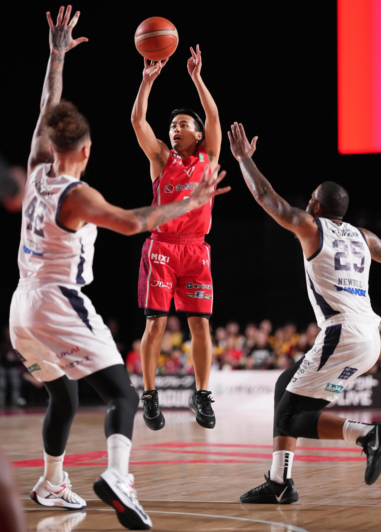 千葉J対宇都宮　第2Q、3点シュートを決める千葉J富樫（撮影・鈴木みどり）