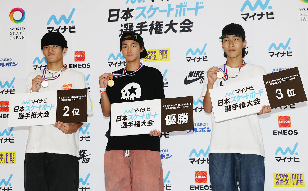 表彰式でメダルを手に写真に納まる、左から2位の長井太雅、優勝の佐々木音憧、3位の八島璃央（撮影・前田充）