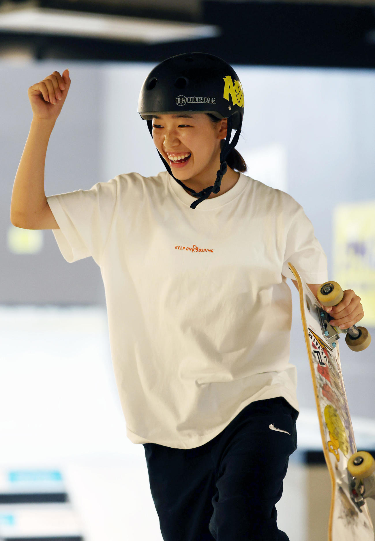 決勝でトリックを決め、笑顔でガッツポーズする吉沢恋（撮影・前田充）