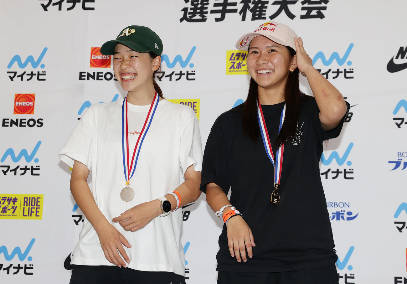 表彰式で笑顔を見せる吉沢恋（左）と織田夢海（撮影・前田充）