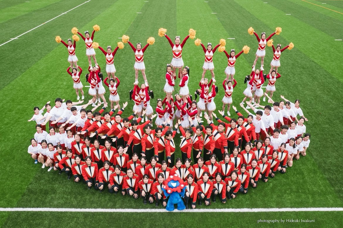 ローズパレードへの出演が決まった箕面自由学園チアリーダー部と吹奏楽部（学校提供）