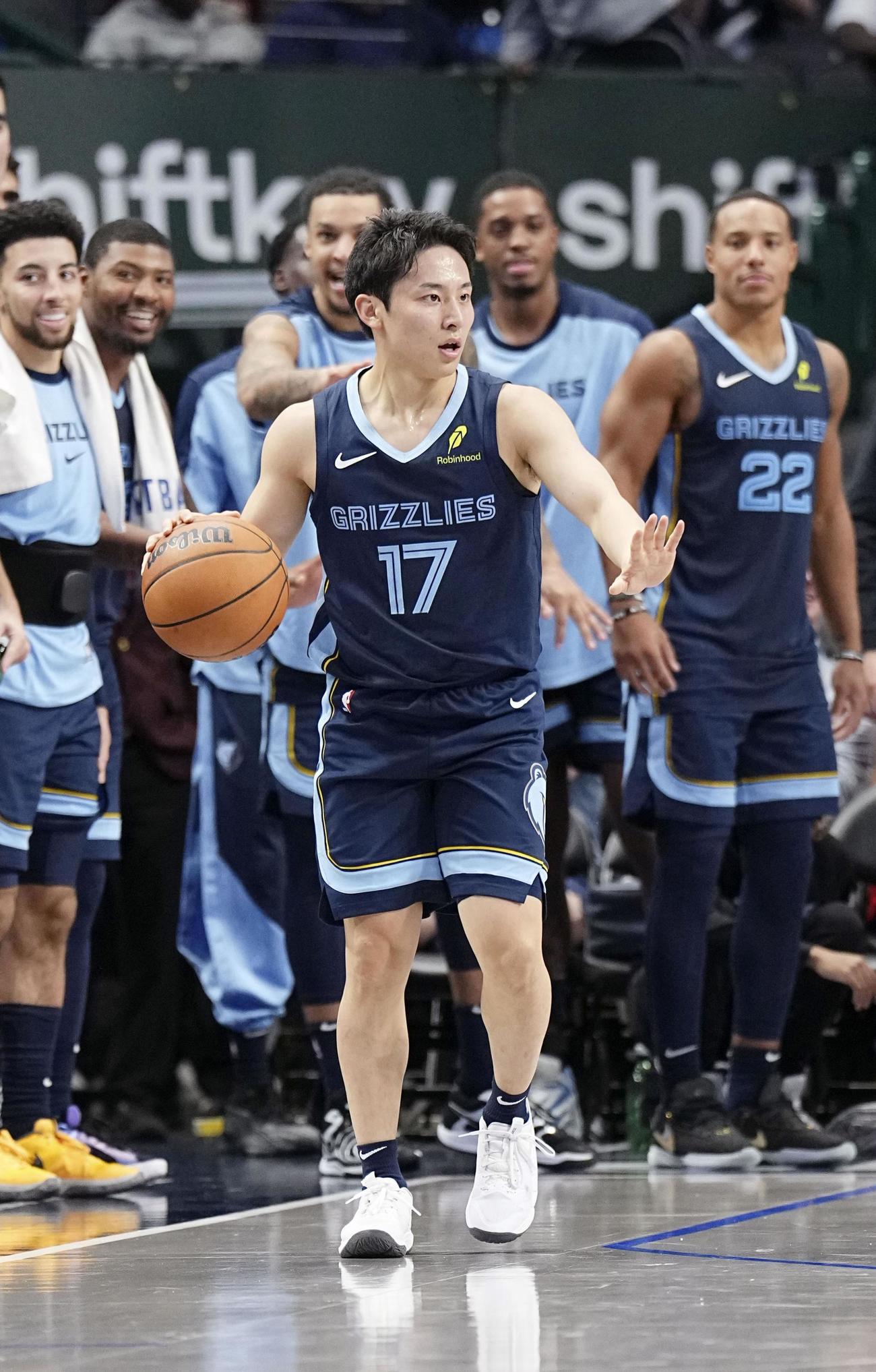 グリズリーズのオープン戦でプレーする河村（中央）＝ダラス（NBAE・ゲッティ＝共同）
