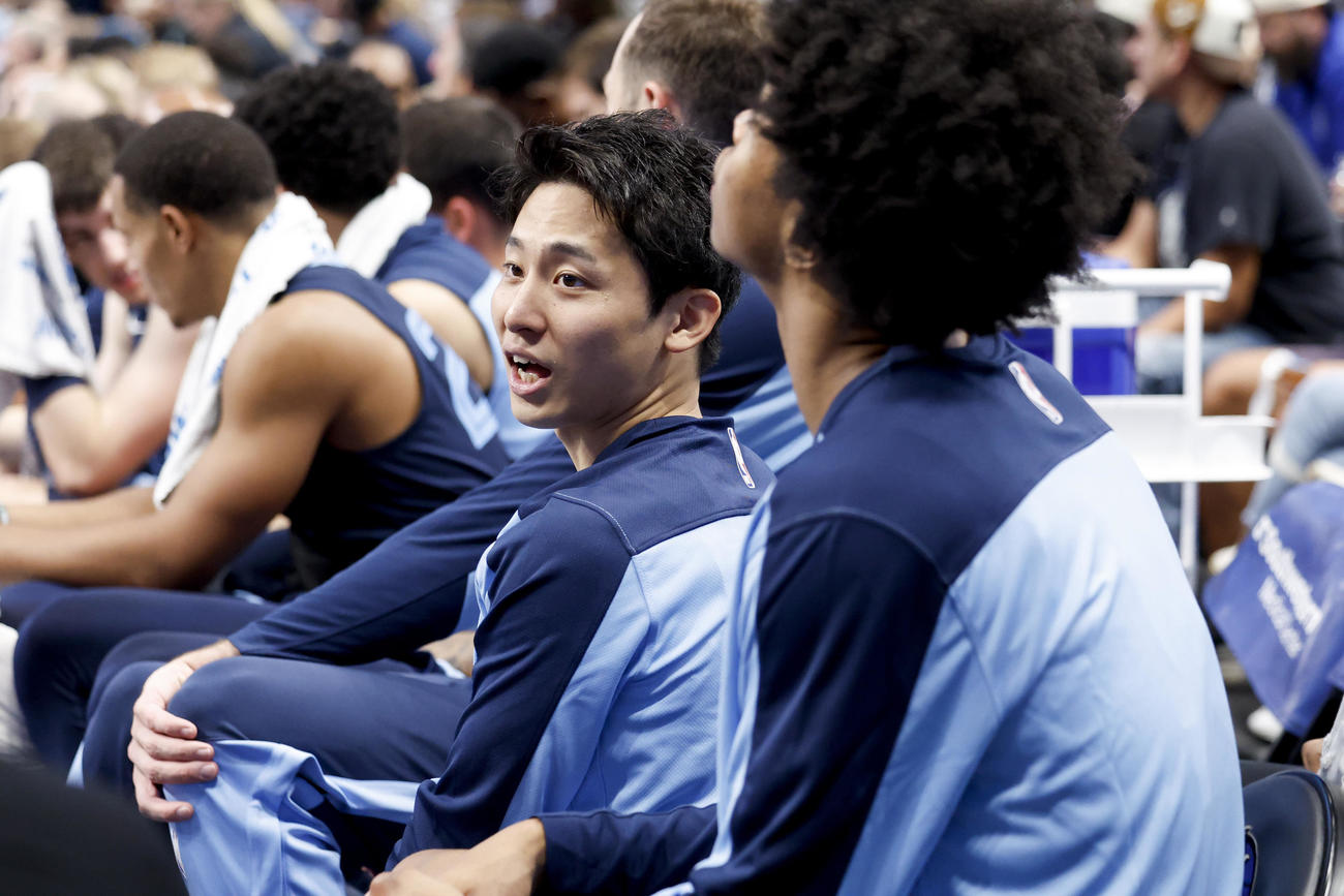 試合前半でベンチに座る河村勇輝（中央）（AP）