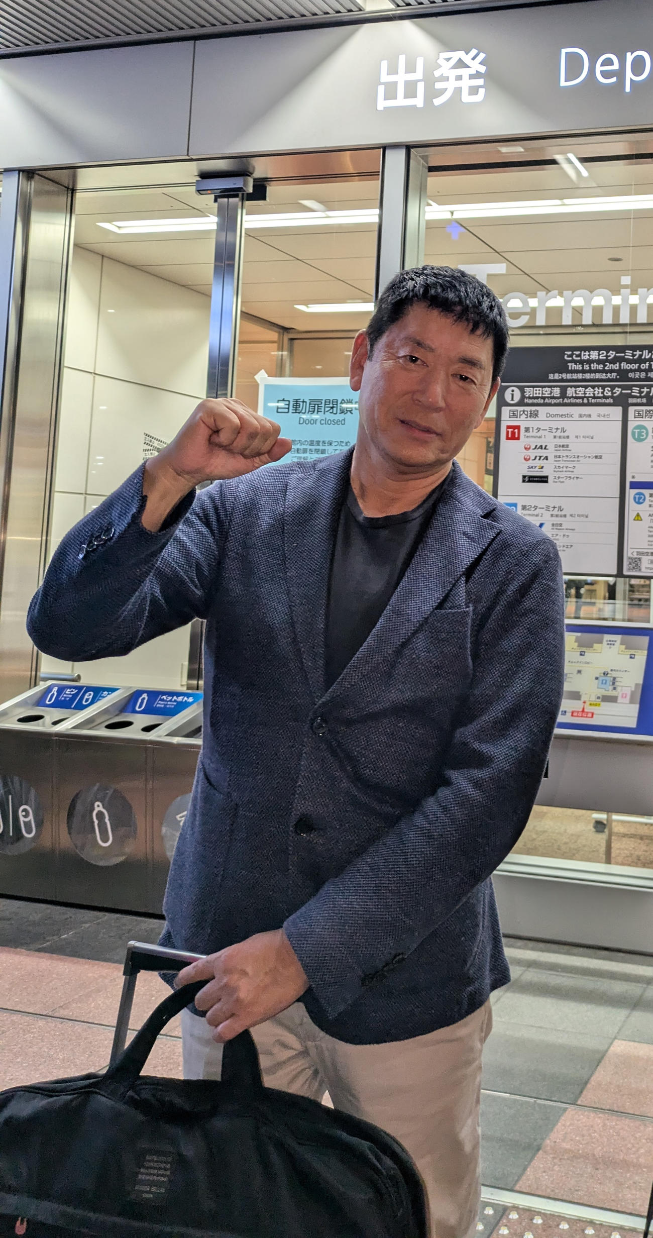 インタビューに応じた直後に羽田空港から海外に向かう渡辺守成氏（撮影・三須一紀）