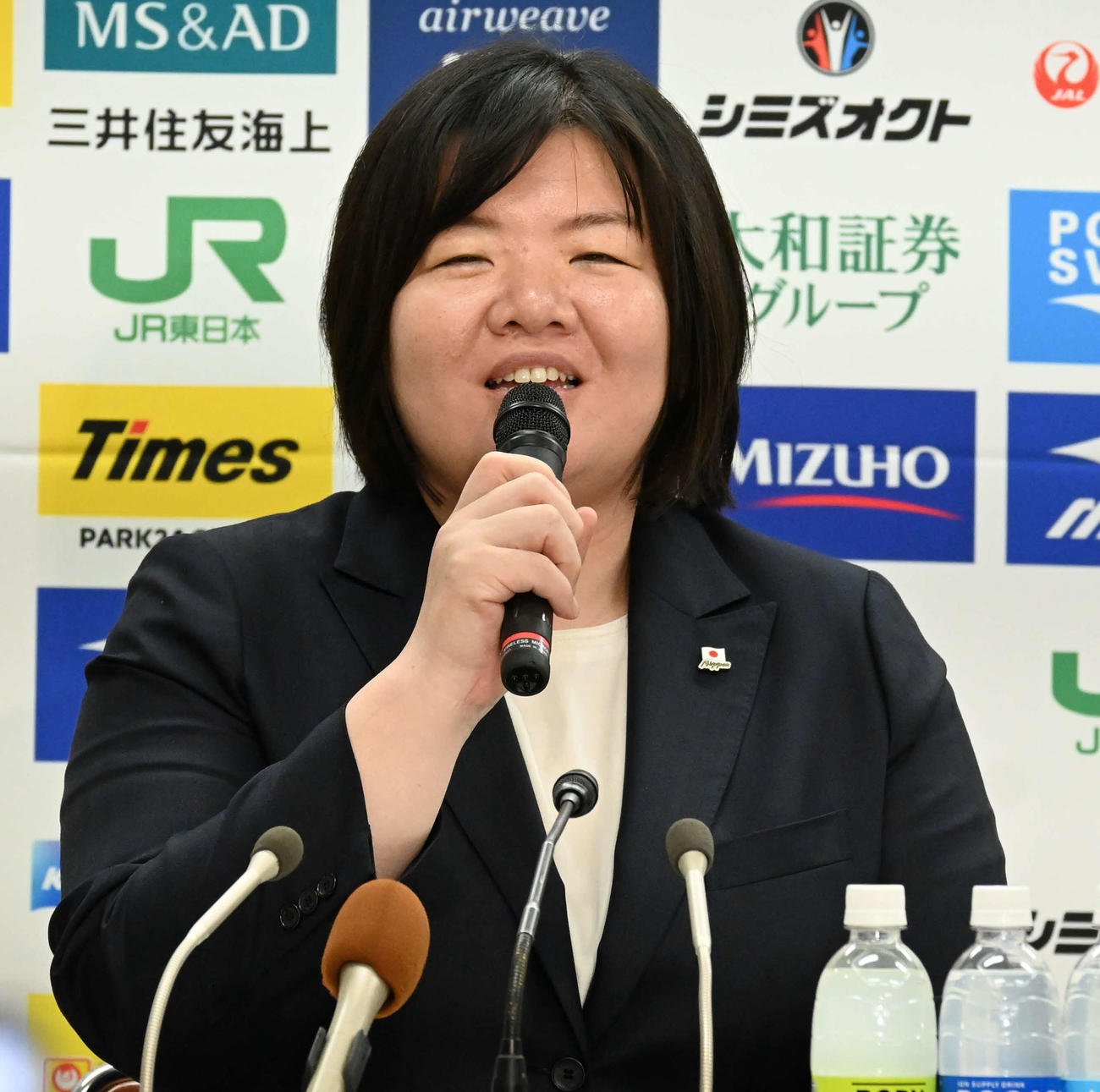 新監督就任会見で笑顔を見せる柔道女子日本代表の塚田監督＝2024年10月9日（撮影・飯岡大暉）