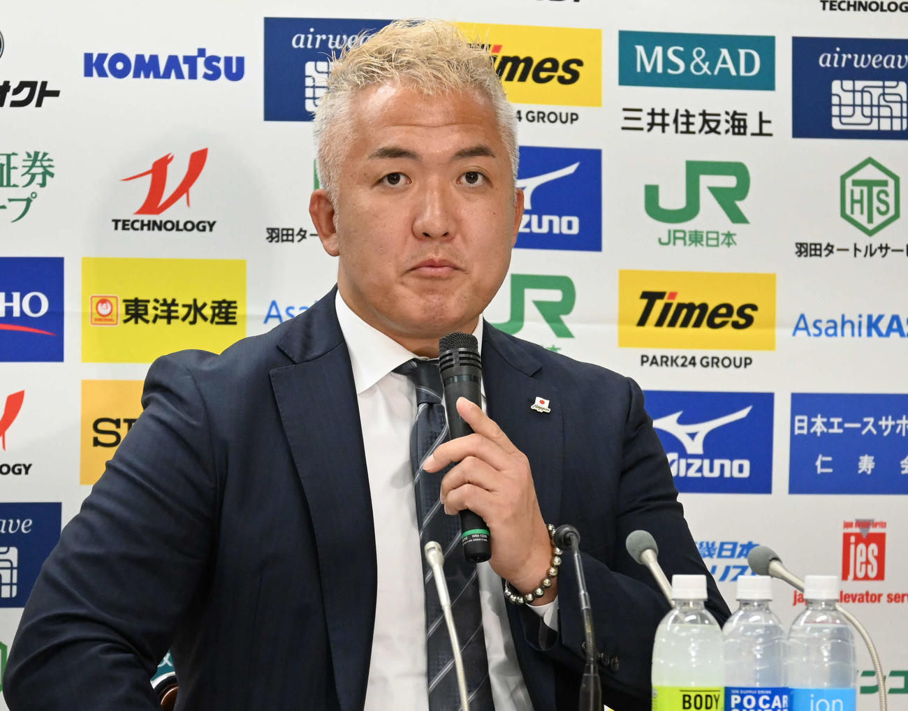 ロサンゼルス五輪への思いを語る柔道男子日本代表の鈴木監督＝2024年10月9日（撮影・飯岡大暉）