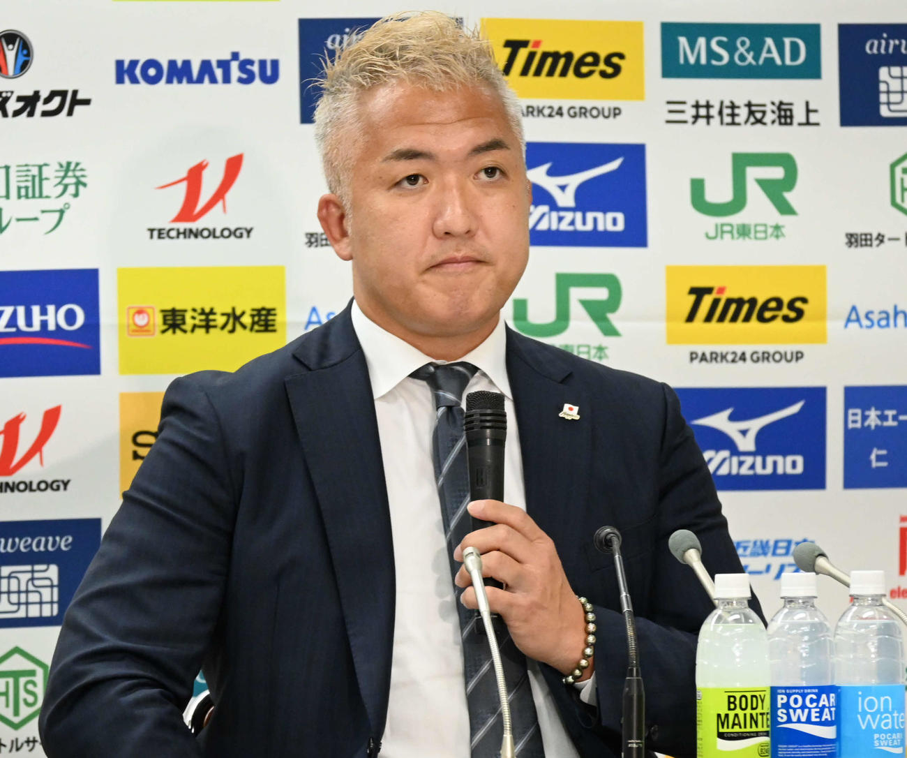 ロサンゼルス五輪への思いを語る柔道男子日本代表の鈴木監督＝2024年10月9日（撮影・飯岡大暉）