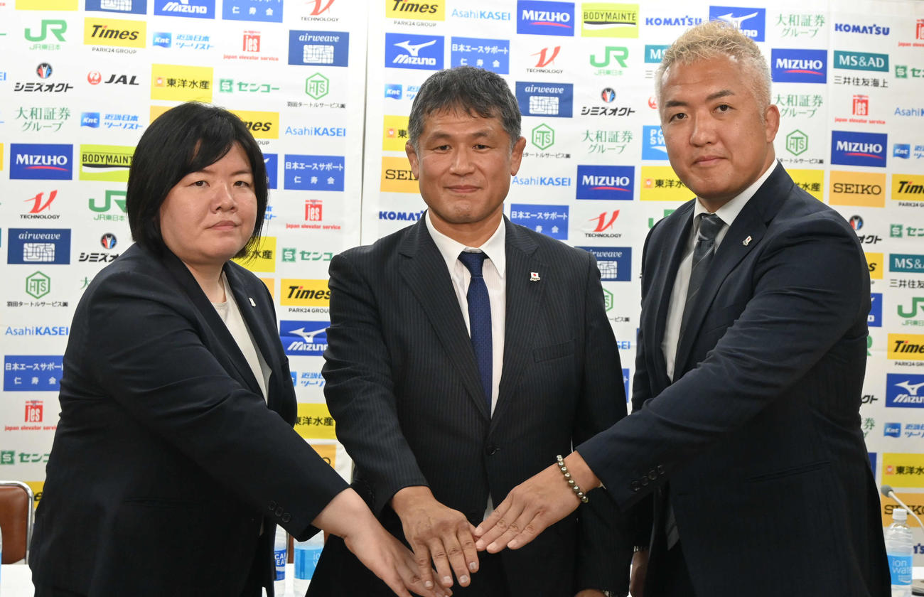 手を合わせる左から柔道女子日本代表の塚田監督、山田強化委員長、男子日本代表の鈴木監督（撮影・飯岡大暉）
